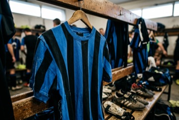 Dettaglio di una maglia nerazzurra a strisce, senza stemmi visibili